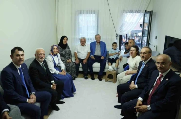 Cumhurbaşkanı Erdoğan, Malatya’da depremzede bir aileyi ziyaret etti 