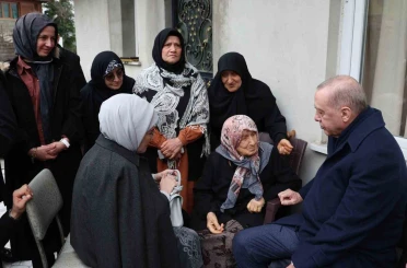 Cumhurbaşkanı Erdoğan, Rize’de komşularıyla bayramlaştı