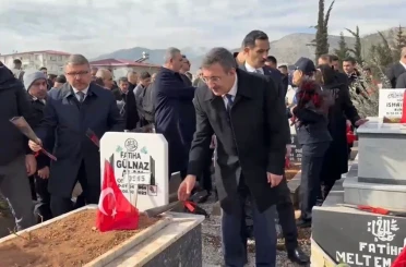 Cumhurbaşkanı Yardımcısı Yılmaz, deprem şehitlerinin mezarını ziyaret etti 