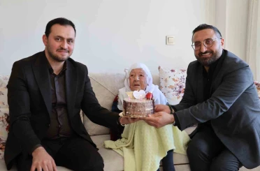 Cumhuriyet’le yaşıt Nazife nineye Anneler Günü sürprizi 
