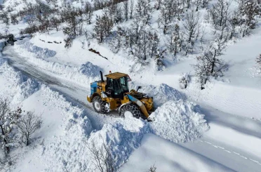 Çüngüş’te bin 500 metre rakımda yollar kardan temizleniyor 