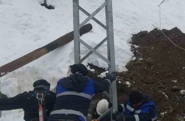 Çüngüş’te devrilen elektrik direkleri onarıldı 