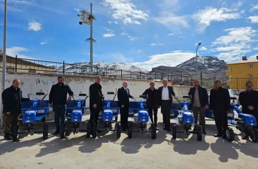 Çüngüş’te üreticilere tarım aletleri dağıtıldı 