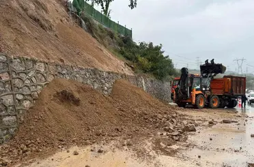 D-100 kara yolunda heyelan: Ulaşım kontrollü sağlanıyor
