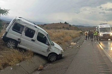 D-100’de hafif ticari araç refüje çarptı: 1 ölü, 4 yaralı 