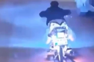 D-100’de motosikletle tehlikeli şov kamerada 