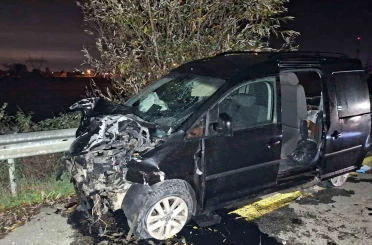 D-140’da kaza yapan araçlar hurdaya döndü: 1 ölü, 2 yaralı 