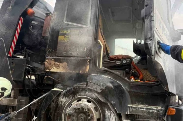 D100 çekicide çıkan yangını itfaiye söndürdü 