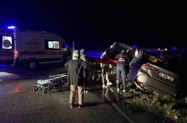 D100’de otomobil refüje çarptı: 2 yaralı 