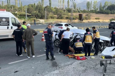 D100’de otomobil su kanalına çarptı: 2 ölü, 4 yaralı 