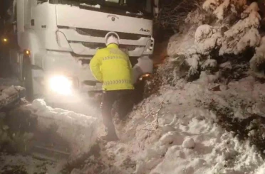 D850 kara yolu ulaşıma kapandı, polis ekipleri kürekle açmaya çalıştı 