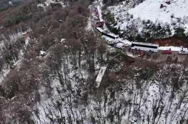 Dağın zirvesinden inerken şarampole uçan otobüste 22 kişi yaralandı