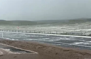 Dağlar beyaza büründü, yol ulaşıma kapandı 