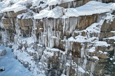 Dağlarda buzdan şelale oluştu 