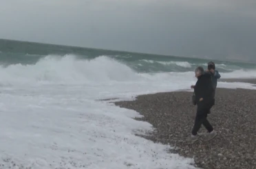 Dalgadan kaçtılar, fotoğraf çektirdiler 