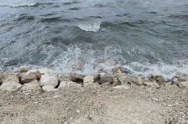 Dalgalar Van Gölü sahilini dövdü 