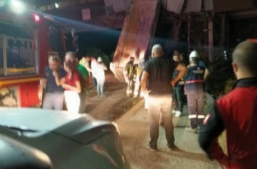 Damperi açılan kamyon kömür bandına, arkadan gelen araç da kamyona çarptı: 5 yaralı 