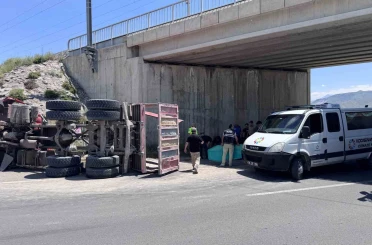 Damperi açılan kamyon köprüye çarptı: 1 ölü 