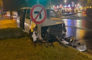 Danimarkalı aile, tur minibüslerinin kazasında hafif yaralandı 