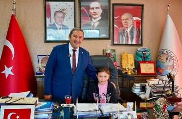 Darende Belediyesi’nde 23 Nisan’da makam çocuklara emanet edildi