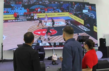 Davetliler düğünde hem eğlendi hem milli maç heyecanı yaşadı 