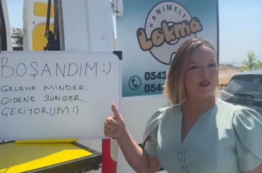 Davul zurnayla boşanmayı kutladı, lokma dağıttı 