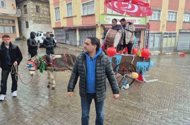 Davulcular bahşişi süslenen eşek arabasıyla topluyor