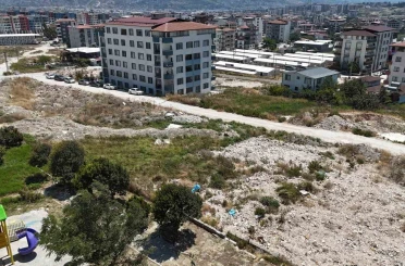 Defne Belediyesi’nin kaçak dökümlere ’Dur’ diyememesi, sokakta moloz dağları oluşmasına neden oldu 