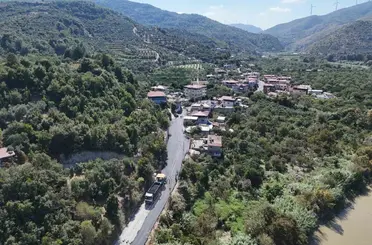 Defne’de 8 mahalleyi birbirine bağlayan 11 kilometrelik yolda asfalt çalışması başladı
