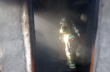 Defne’de ev yangını: 1 kişi dumandan etkilendi 