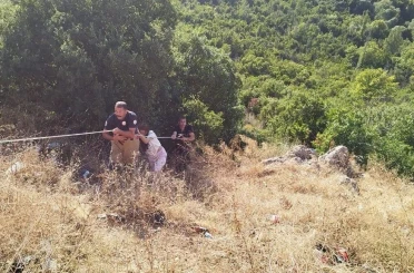 Defne’de indiği uçurumdan çıkamayan vatandaşı itfaiye kurtardı 