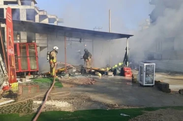 Defne’de iş yeri alevlere teslim oldu 