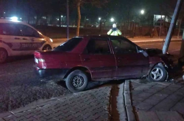 Demir direğe saplandı, hurdaya dönen araç sürücüsü kayıplara karıştı 