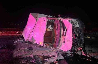 Demir yığınına dönen kamyonetlerde 3 kişi yaralandı 