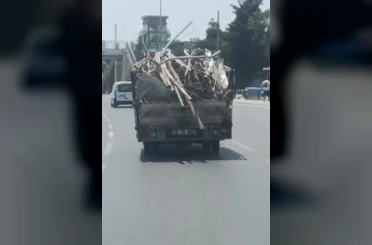 Demir yüklü kamyonetin tehlikeli yolculuğu kamerada 