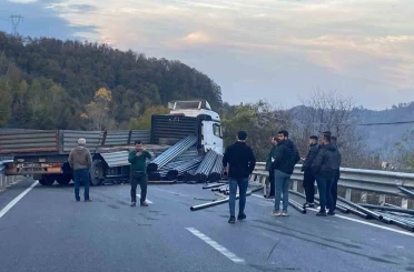 Demir yüklü tır bariyerlere çarptı, yol trafiğe kapandı 
