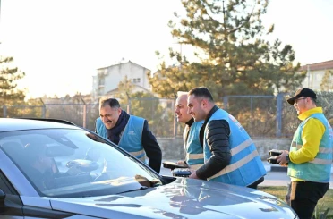 Demirci’de iftar saatine yolda yakalanan sürücülere iftariyelik ikramı 