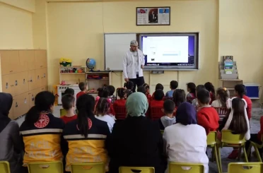 Demirözü’nde öğrencilere sağlık eğitimi verildi acil sağlık hizmetlerinin önemi anlatıldı 