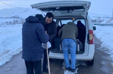 Demirözü’nde vatandaşlara ramazan ayında sıcak yemek ulaştırılıyor 