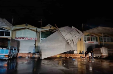 Demre’de hortum iş yerinin çatısına zarar verdi, Kaş’ta yağış etkili oldu 