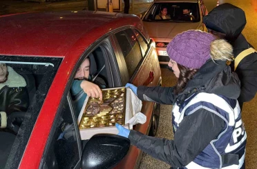 Denetime girenler ceza yerine çikolata yedi 