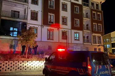 Dengesini kaybeden 17 yaşındaki kız 3. kattan yere düştü