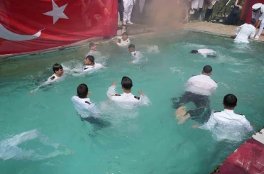 Denizci öğrenciler mezuniyeti havuza atlayarak kutladı 