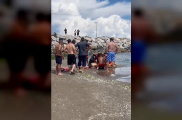 Denizde fenalaşan vatandaşa dakikalarca kalp masajı yapıldı 