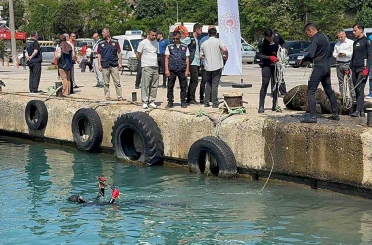 Denize atılan çöpler temizlendi 