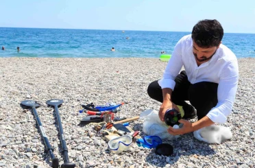 Denizin dibinde buldukları görenleri hayrete düşürüyor: Tatilcilerin denizde kaybettikleri, dalış yapan gencin ganimeti oluyor 