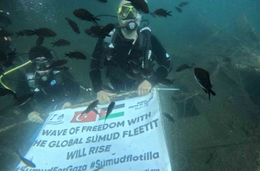 Denizin dibinde Filistin bayrağı açtılar 