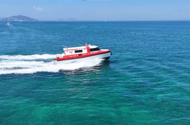 Denizin ortasından kıyıya umut taşıyorlar 