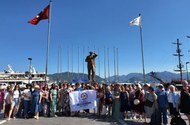 Denizli Büyükşehirin kurslarıyla yüzme öğrenen kadınlar denizle buluştu 