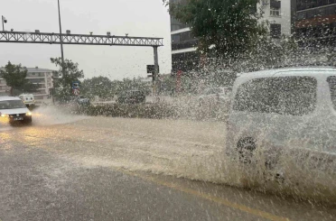 Denizli’de şiddetli yağış trafiği felç etti 